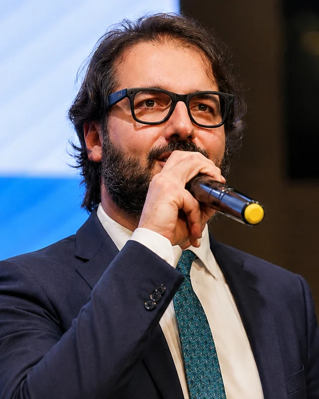 Elio Franco, avvocato e Data Protection Officer, mentre interviene con il microfono a un evento